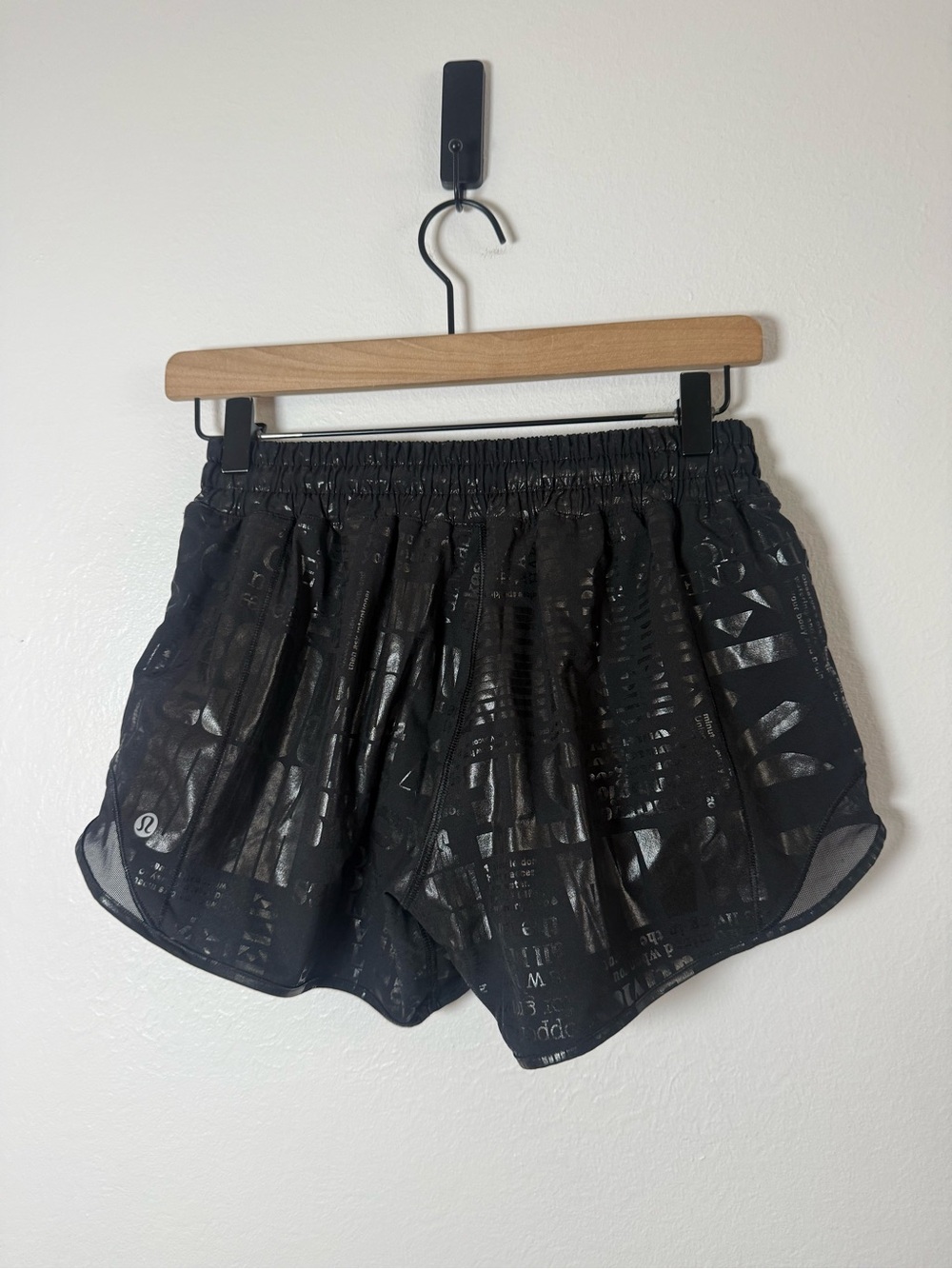 Lululemon Hotty Hot Short II *Long 4" Manifesto
20YR Manifesto Foil Black Black - Picture 3 of 6
